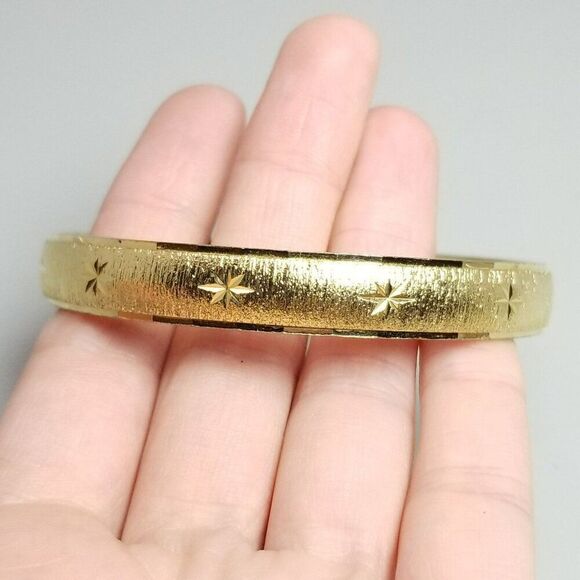 Vintage Monet Starburst Design Gold Tone Round Bangle Bracelet, Signed Estate - Picture 5 of 6